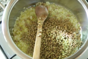 Sauteing lentils - Mjaddara