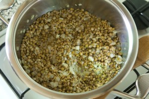 Sauteing lentils with onions - Mjaddara